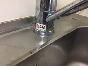 台所蛇口のハンドルの付根、パイプの付根、レバーの下からの水漏れも注意しましょう