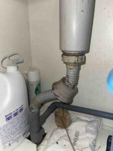 キッチンから水漏れ！自分でできる修理方法｜排水管が破損していても大丈夫！