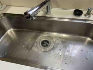 【水道工事のプロが教える】キッチンシンクの水漏れ修理、詰まりが原因の場合