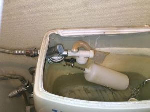 トイレタンクの水漏れ修理はボールタップの交換をしてみてください