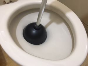 トイレつまりによる水漏れの対処方法は？