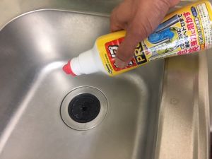 キッチン用のパイプ洗浄剤を排水口に投入