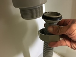 排水トラップと排水パイプの接続部分のナットを締め直す