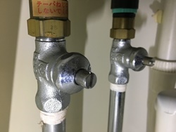 シンク下の収納内の止水栓を確認