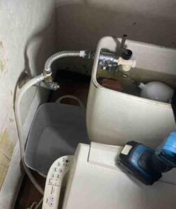 水道代が高額に！トイレの水が勝手に流れる原因と水漏れ修理方法
