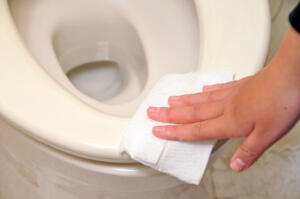 【トイレの臭い対処方法4】便器の外、便器と床の間の尿　