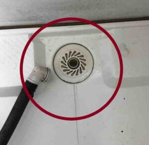 1.	洗濯機の排水ホースをエルボ（排水ホースについている90°に曲がった接続管）ごと排水口の目皿から抜く