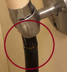 浴室シャワーホース破損による水漏れ