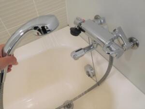 シャワーヘッドの根元の水漏れはパッキンの交換で修理できる？