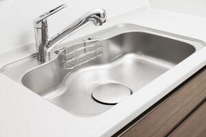 キッチンシンクの洗い方と磨き方｜くすみ掃除にクレンザーは使えるか？